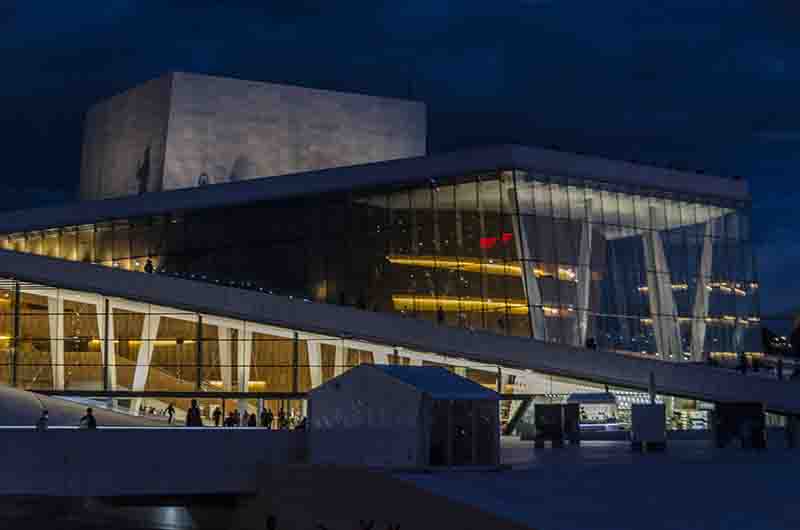 40 - Noruega - Oslo - La Opera y Ballet de Oslo - imagen nocturna
